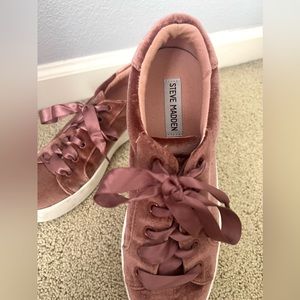 Steve Madden Bertie-V Blush Velvet Sneakers